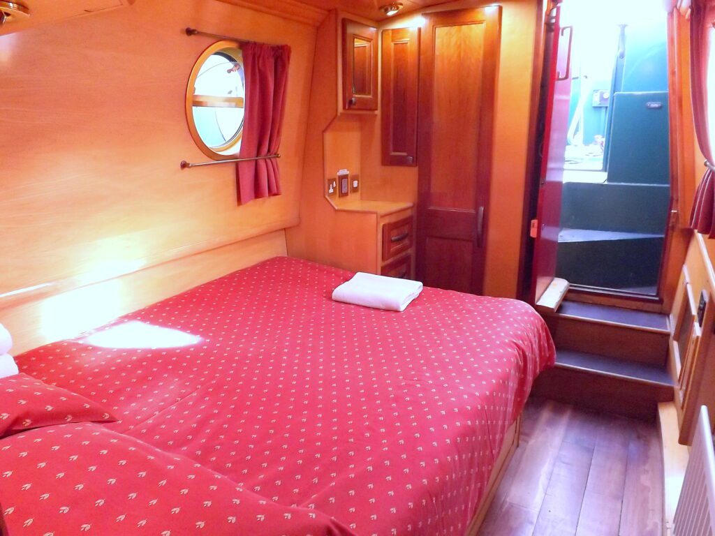 Fixed double bed in aft cabin